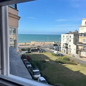 Garden Square Central 2 Bed & Sea-view Apartment
