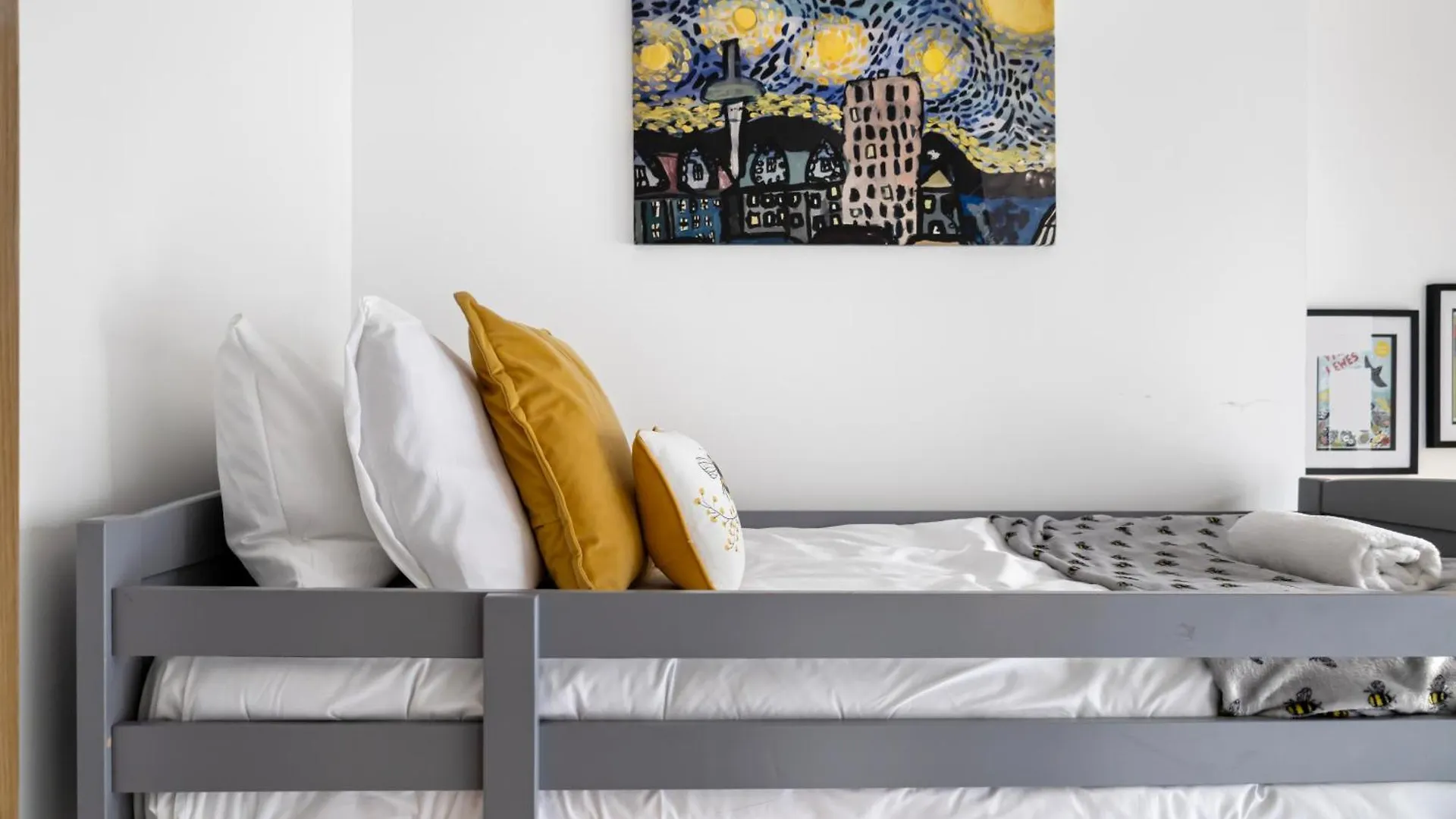Queens Mile 1 With Free Parking By My Getaways Hove